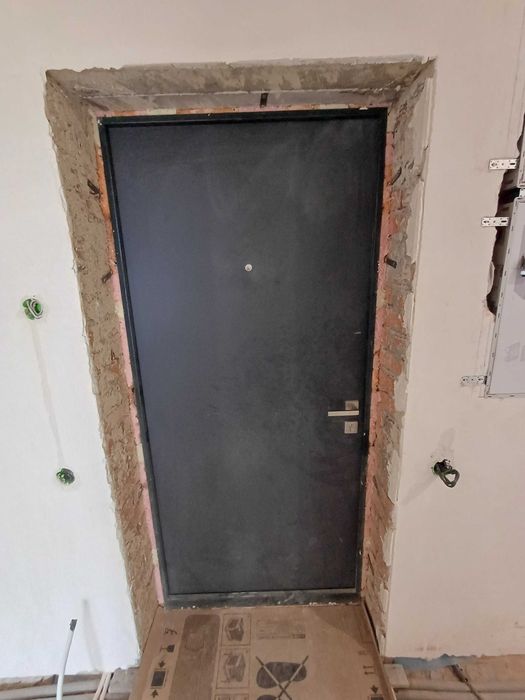 Вхідні двері від забудовника