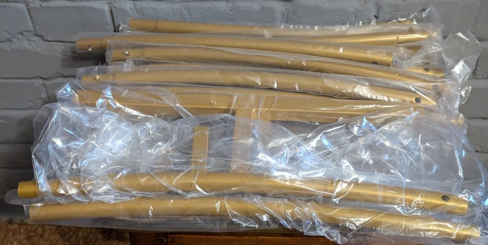 Велика кругла золота підставка для арок з металу