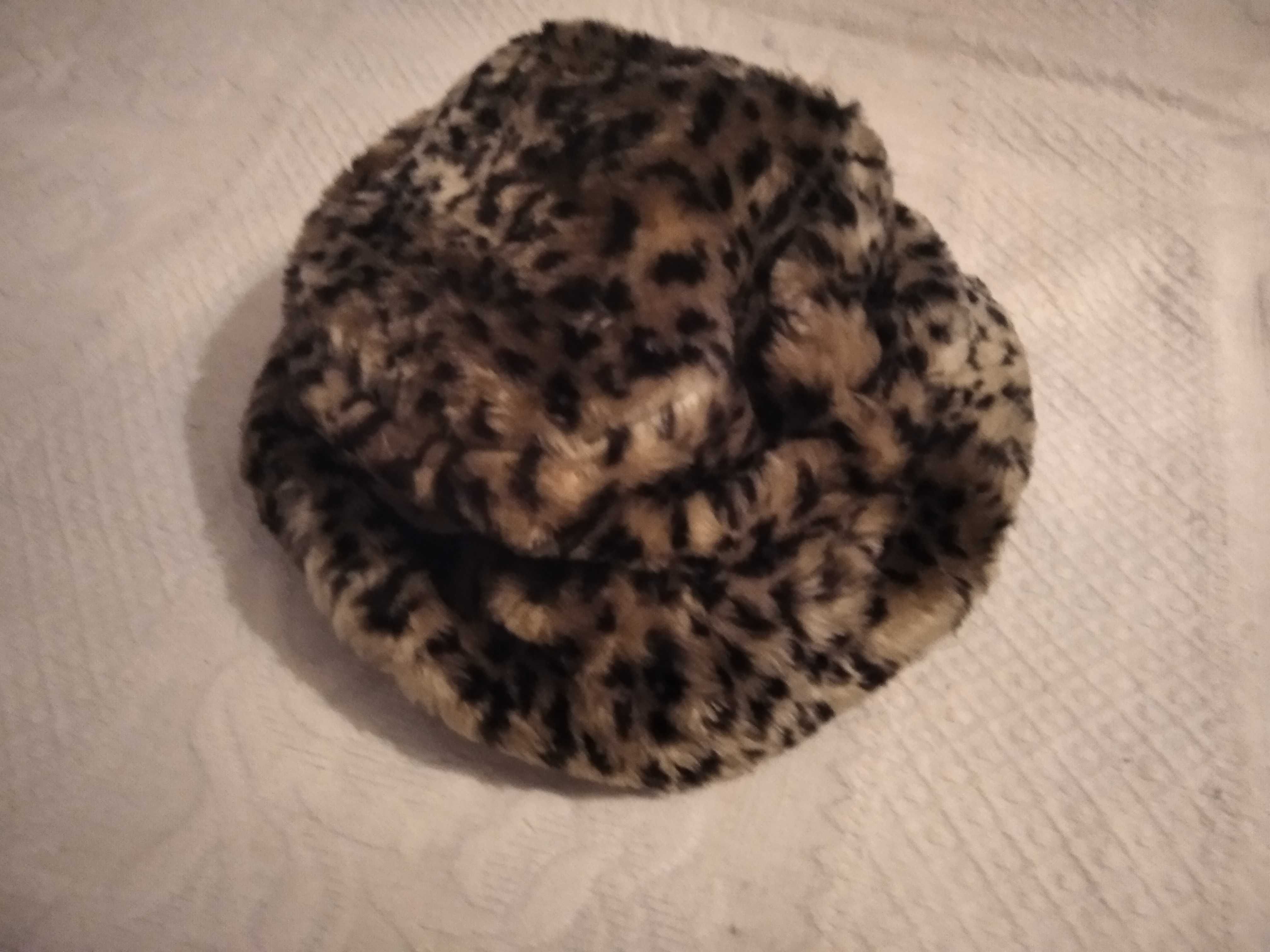 Chapéu de pelo com padrão leopardo