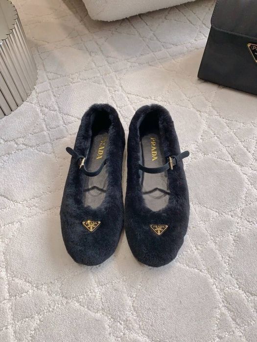 Luksusowe baletki Prada na futrze – wyjątkowy model 2025