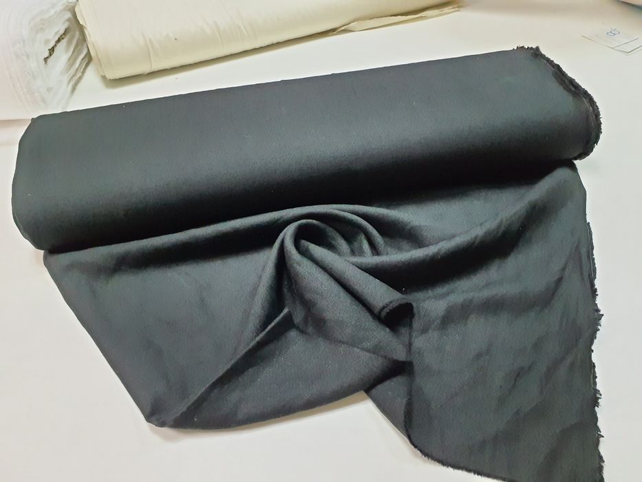 Tkanina czarna szer.148 cm.