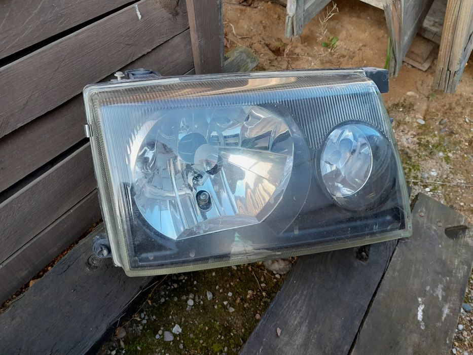 Nissan Terrano 2 lampa przednia