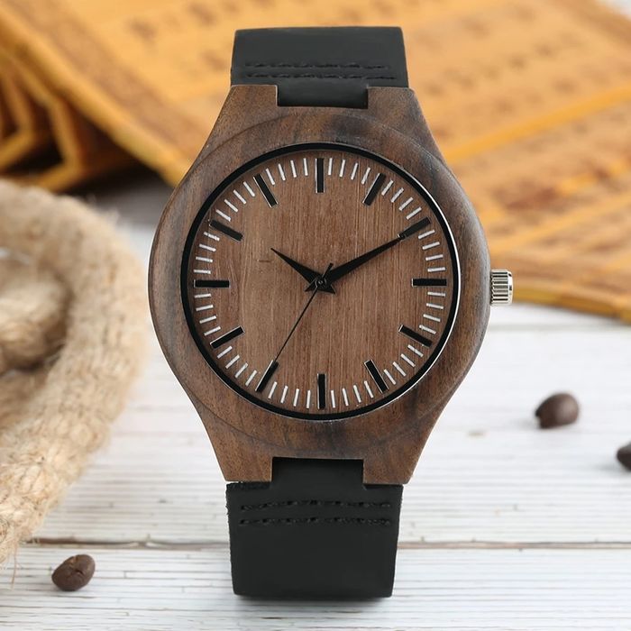 Ciemny drewniany zegarek