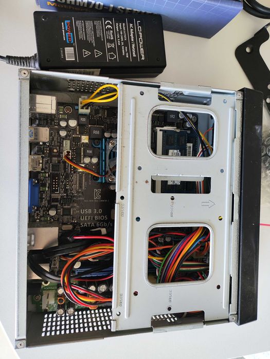 Mini PC Asus C8HM70-I/HDMI + Caixa ITX LC Power LC-1350MI + 4GB RAM