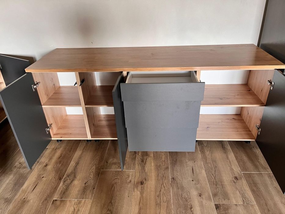 Zestaw używanych szafek kuchennych z blatem i zlewem – nowoczesny styl