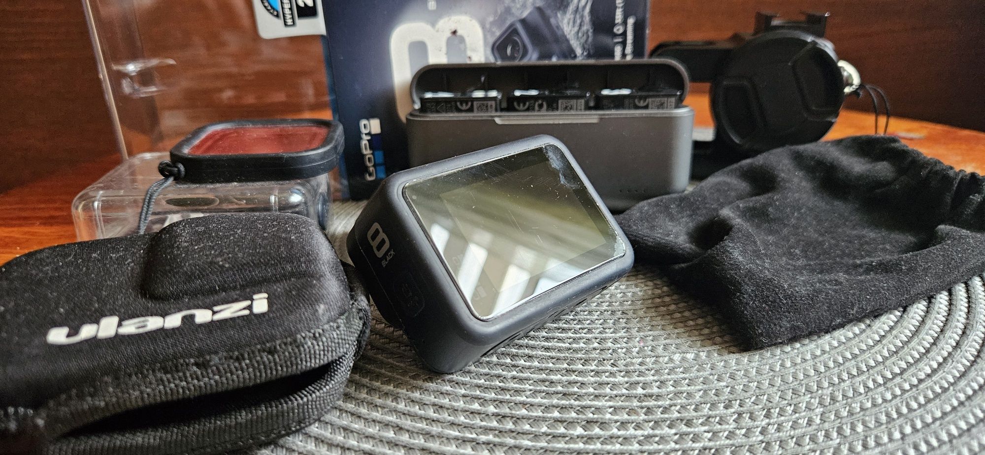 kamera GoPro 8 wraz z bogatym zestawem akcesorii.