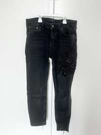 Czarne jeansy z kwiatową aplikacją Zara