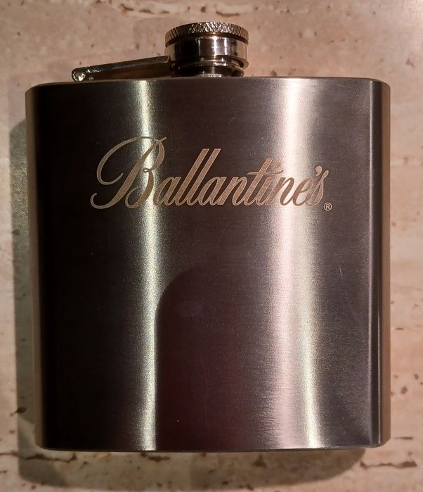 Piersiówka Ballantines — stylowa, praktyczna i nieoczywista