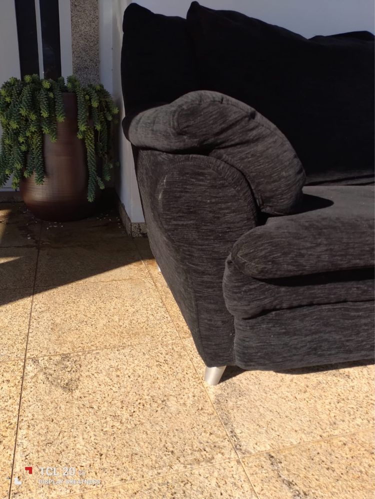 Sofá em tecido moderno com os pés em inox