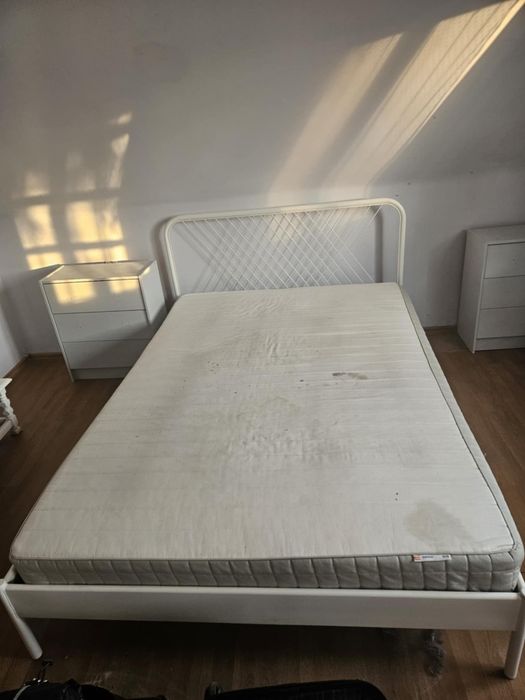 Metalowa rama  łóżka z stelażem IKEA