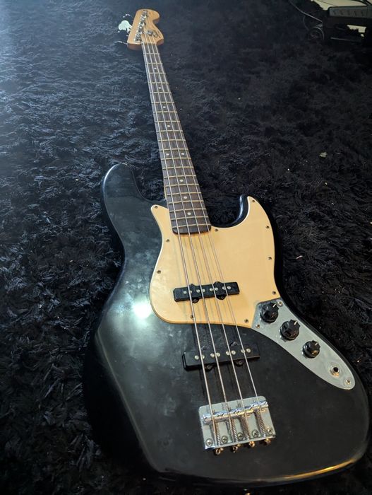 Squier jazz bass