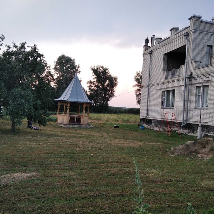 Будинок на березі річки