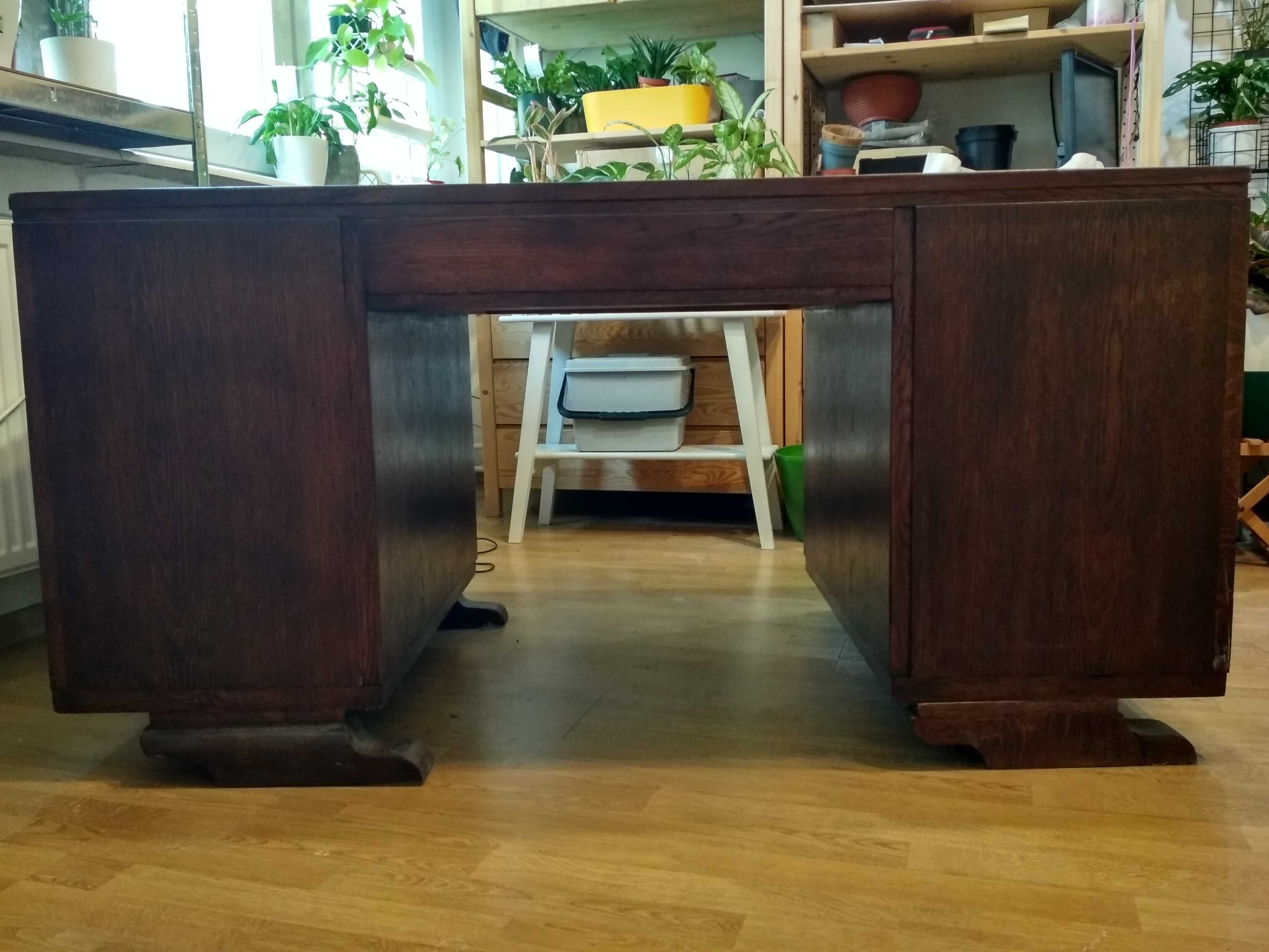 Drewniane biurko. Okres między wojenny