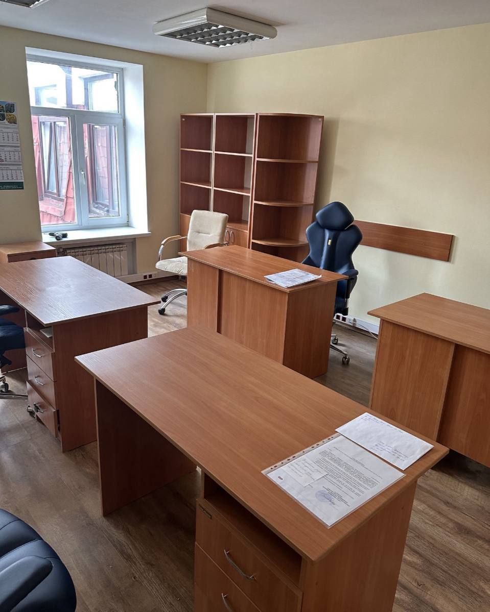 Стільці та столи  офісні