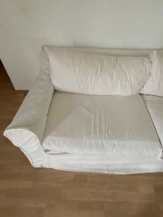 Espaçoso sofá branco de 3 lugares