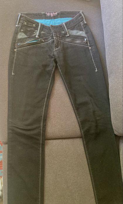 Calças levis, pretas, edição limitada, n 34, compradas no corte inglês