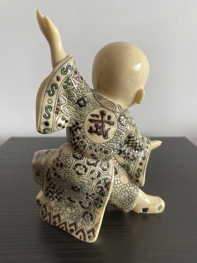 Conjunto Três figuras Monges (Kung Fu/Tai Chi) em resina da China.