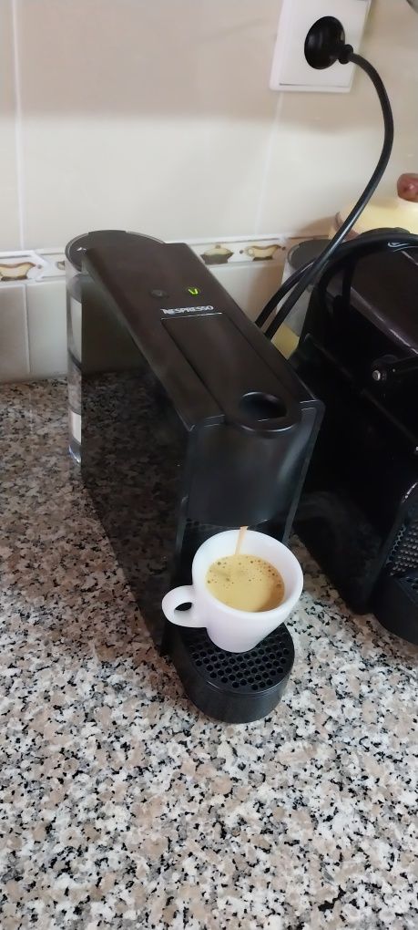 Máquina Café Nespresso Essenza Mini