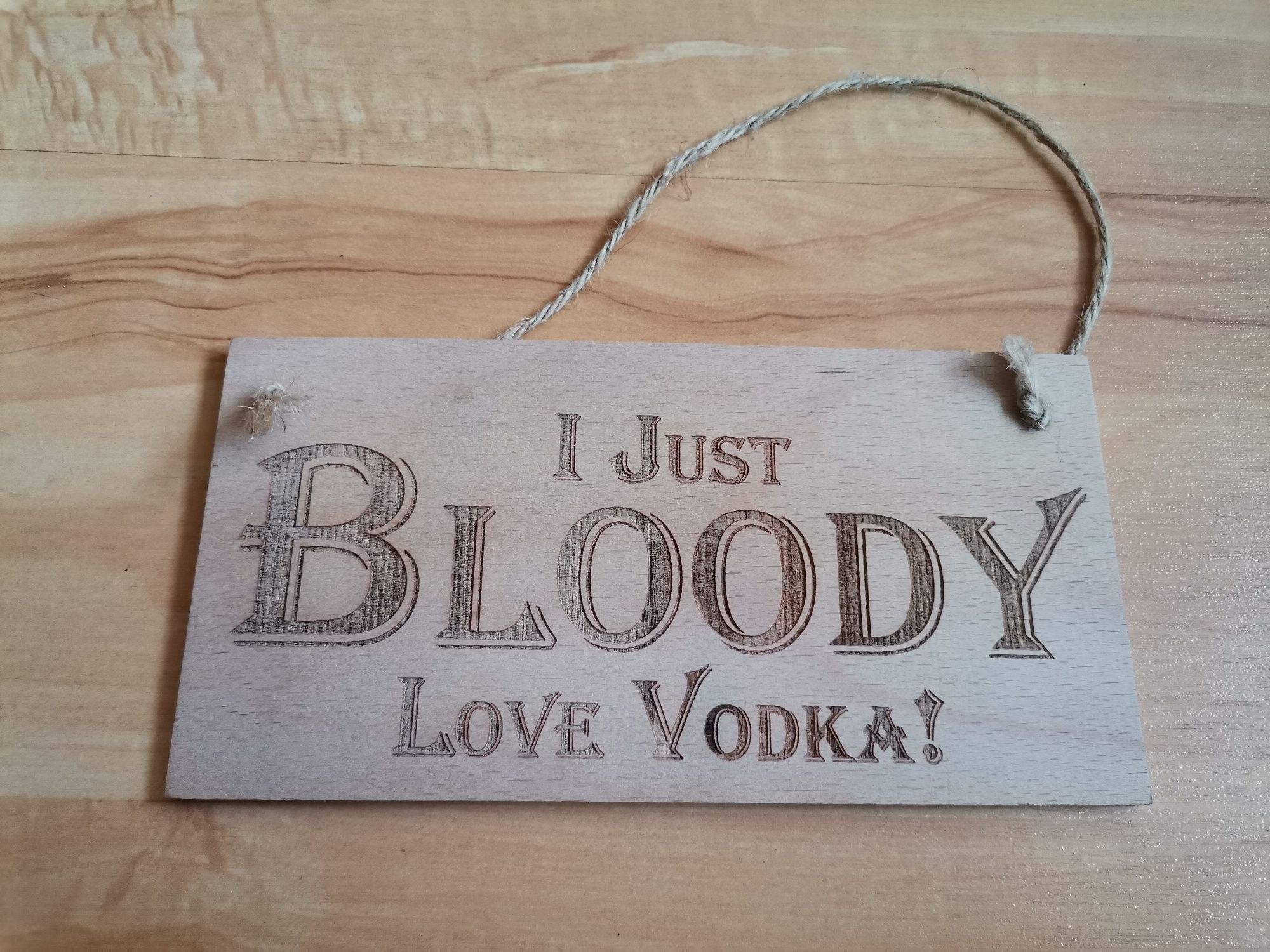 Tabliczka drewniana wisząca na prezent i Just Bloody Love Vodka