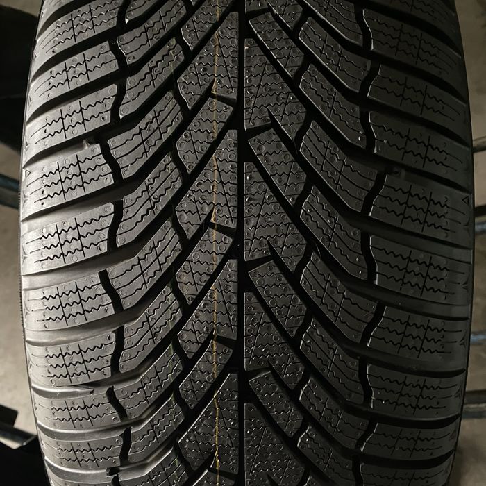 Шини 235/50/18 - 2шт Kumho WinterCraft WP52