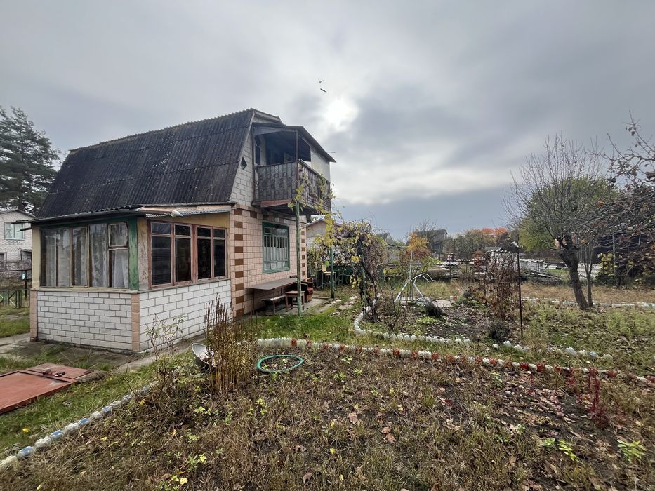 Дача на березі річки в Труді