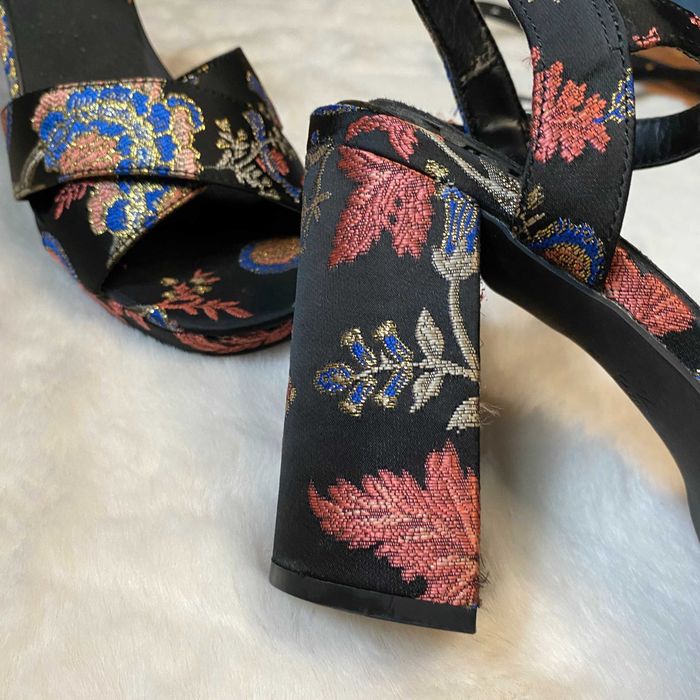 Buty damskie na obcasie we wzory czarne z odkrytym przodem New Look 39