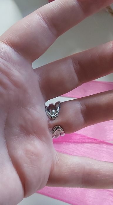 Anéis, em aço, dourado ou prateado. Ajustáveis