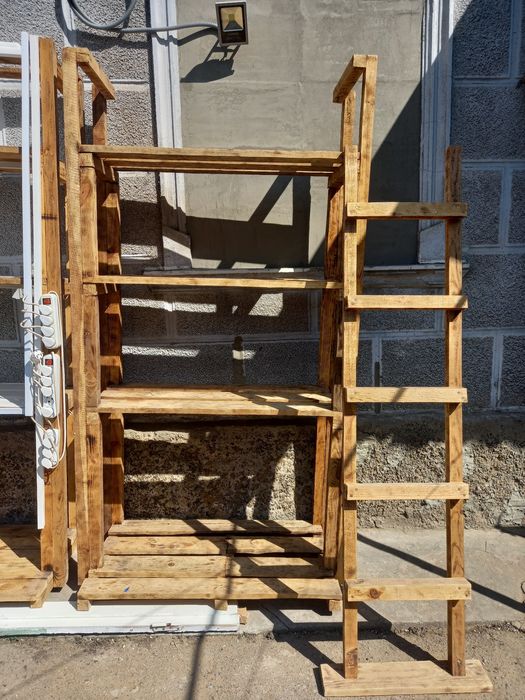 Стелажи деревяные для аквариумов.