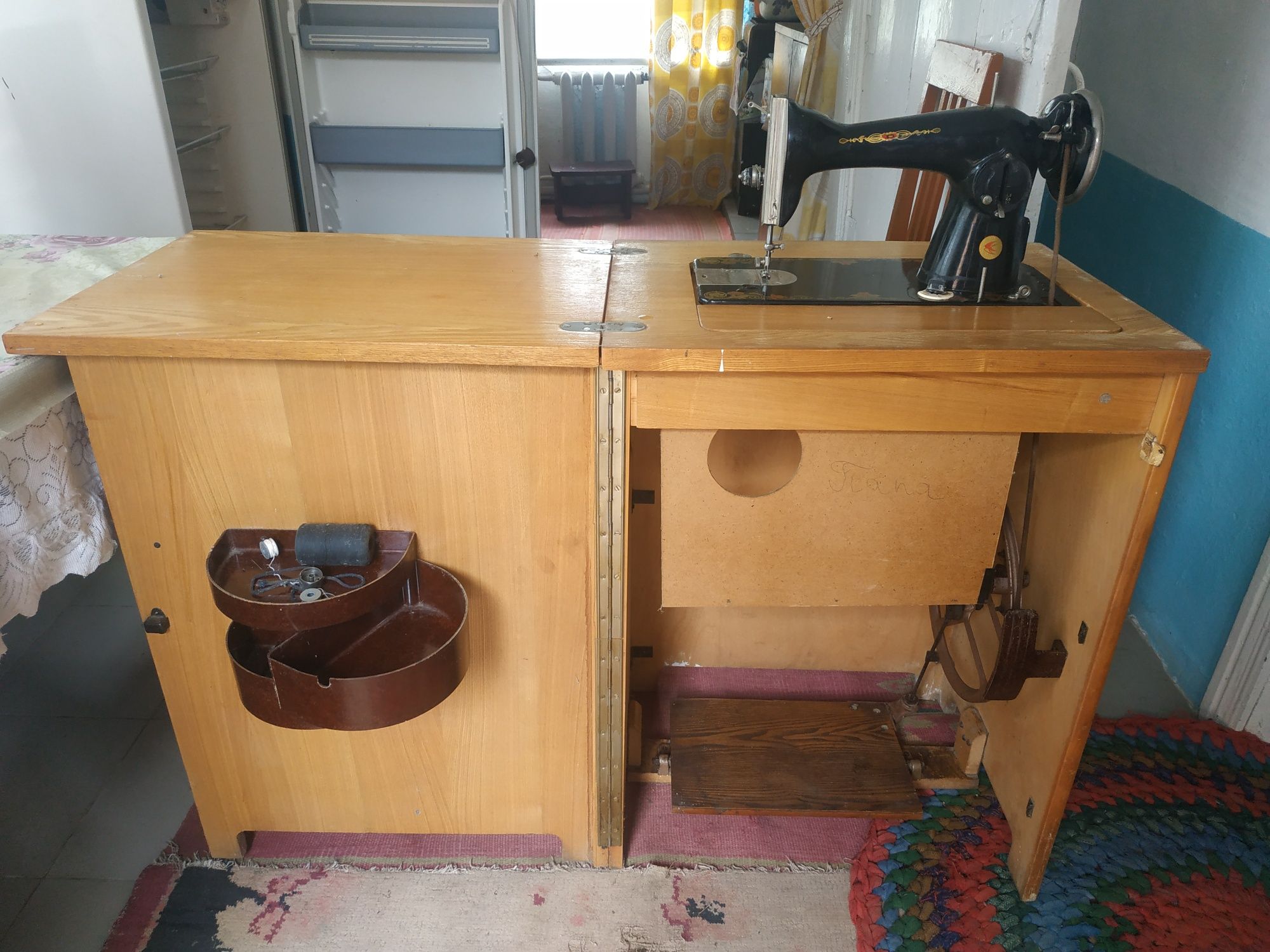 Швейная машинка ПМЗ со столом