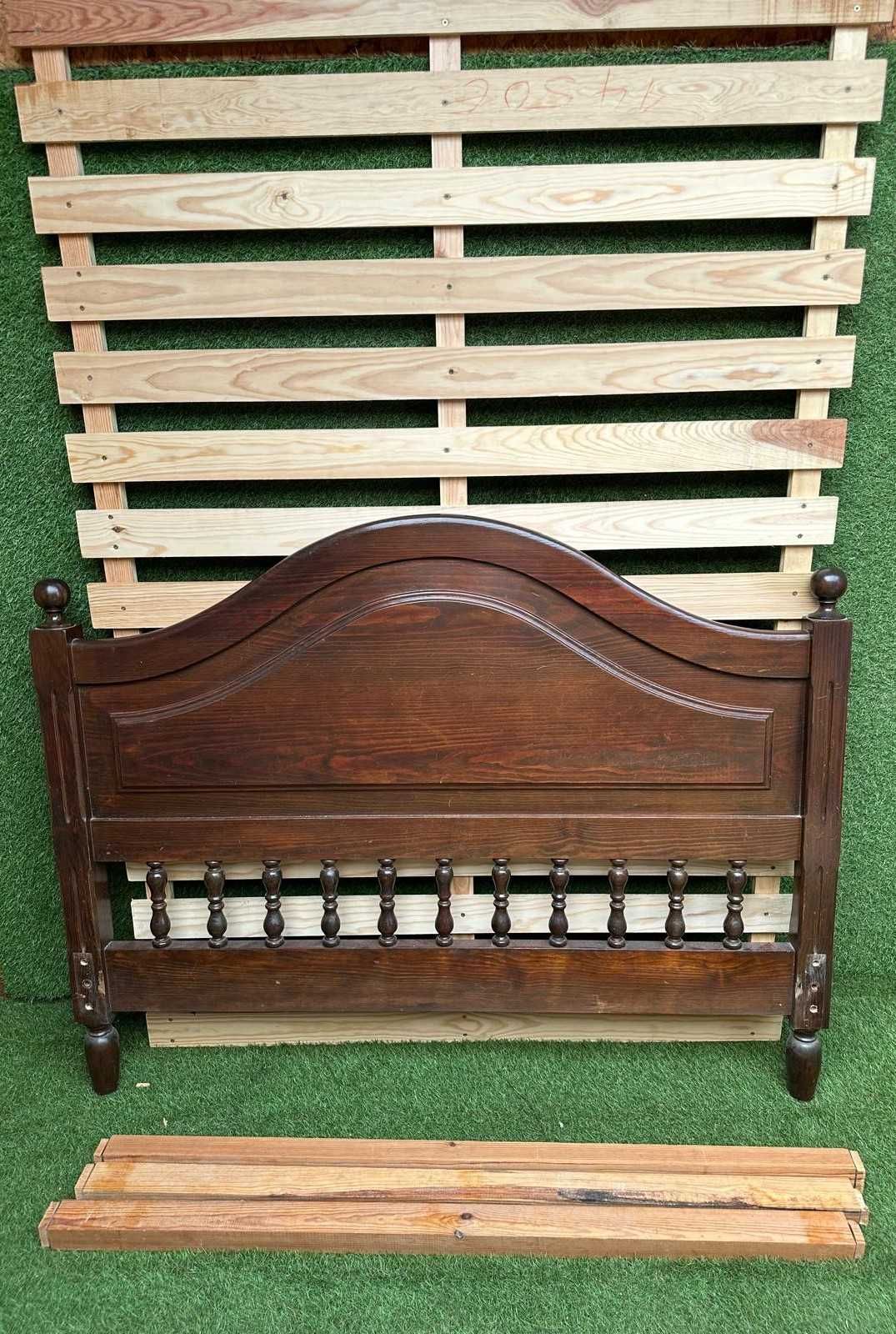 Cama de corpo e meio em pinho maciço com estrado