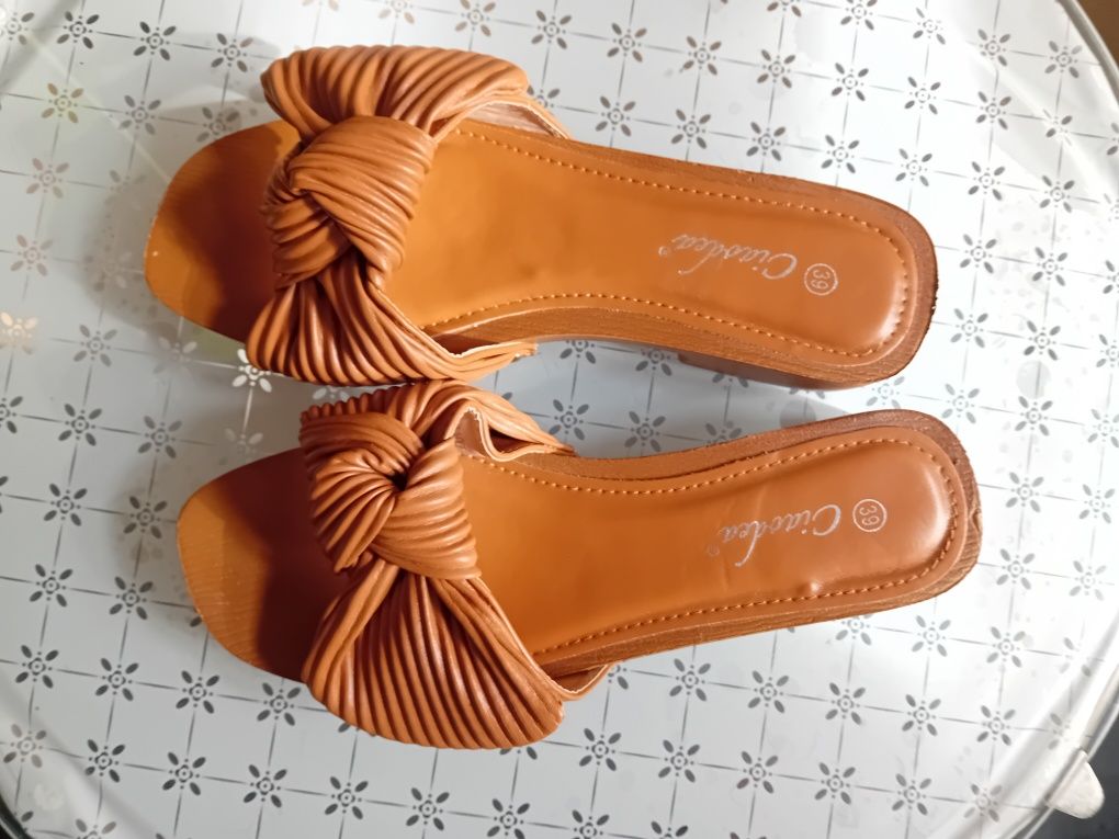 Lekkie klapki jak drewniaki r.39