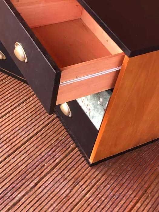 Duas mesas de cabeceira em tons de preto, madeira e papel fantasia