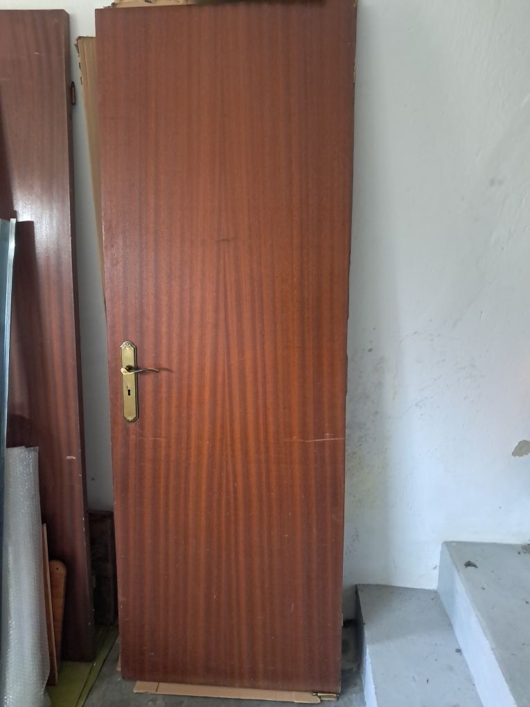 Portas interiores em acabamento de Mogno, abertura para direita