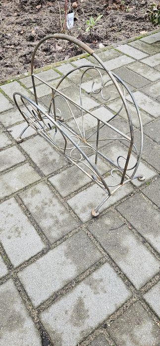 Metalowy stojak do gazet