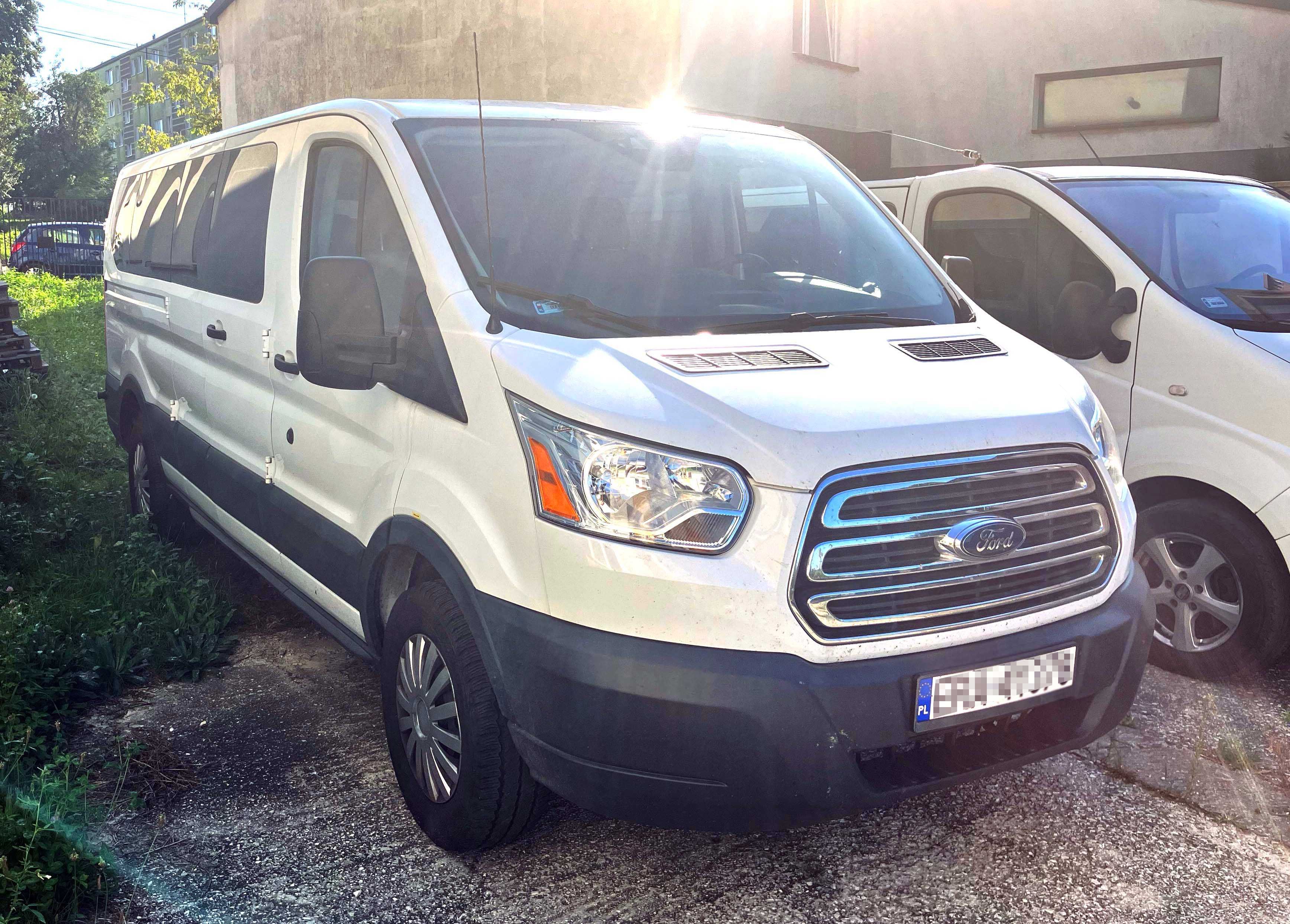 Wynajem busa - Ford Transit 350 3,7 benzyna/Gaz 9-osobowy.