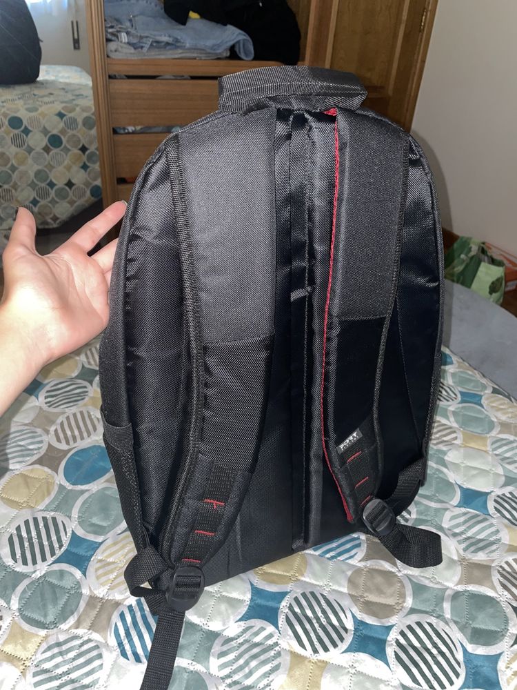 Mochila gaming com muito espaço.