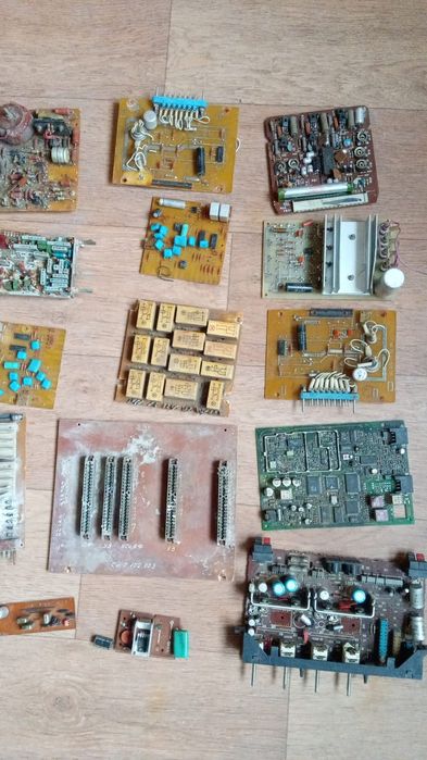 Ящик 4. Електронні плати з радянською електронікою