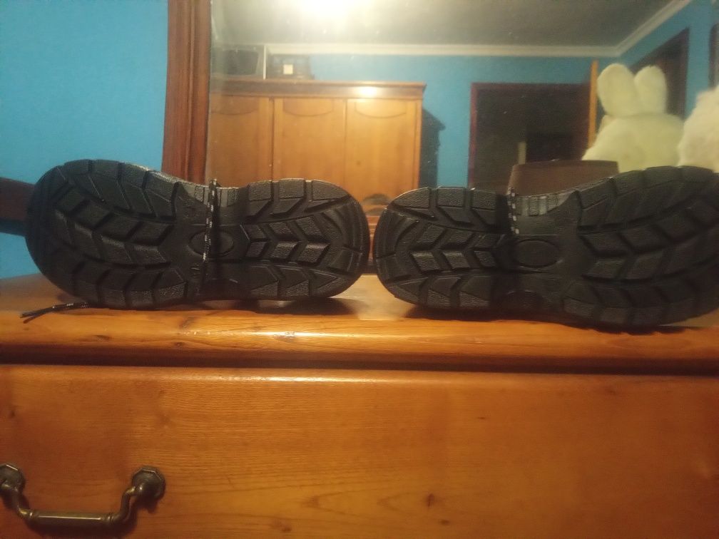 Botas de biqueira de aço n36 ou 37  são novas