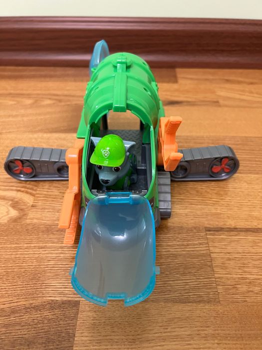 Роккі та машина-човен з мультфільму Щенячий патруль