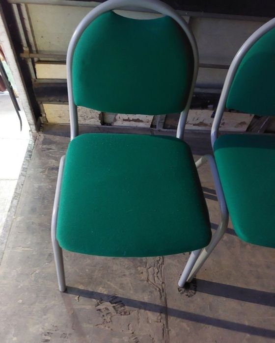 Krzesła solidne zielone