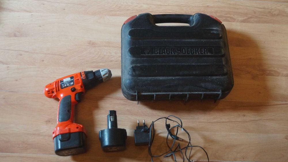 Wkrętarka Black & Decker 12V CD12C 2 akumulatory i zasilacz walizka