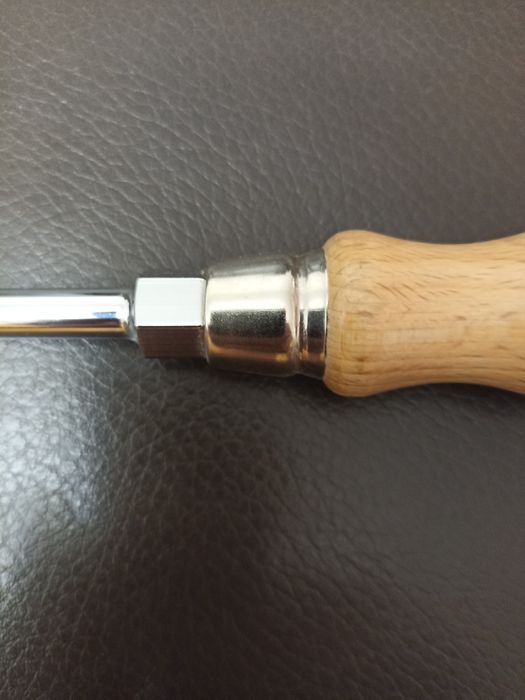 Отвёртка из качественного металла.