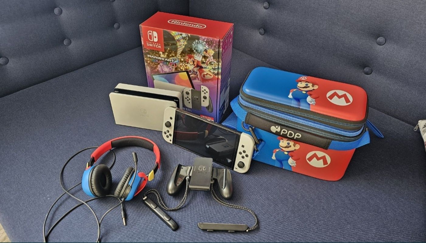 Nintendo Switch oled białe z etui i słuchawkami