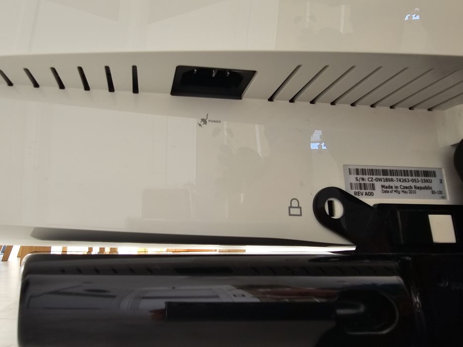 21'5 cala Monitor Dell ST2410b FHD + soundbar AY511