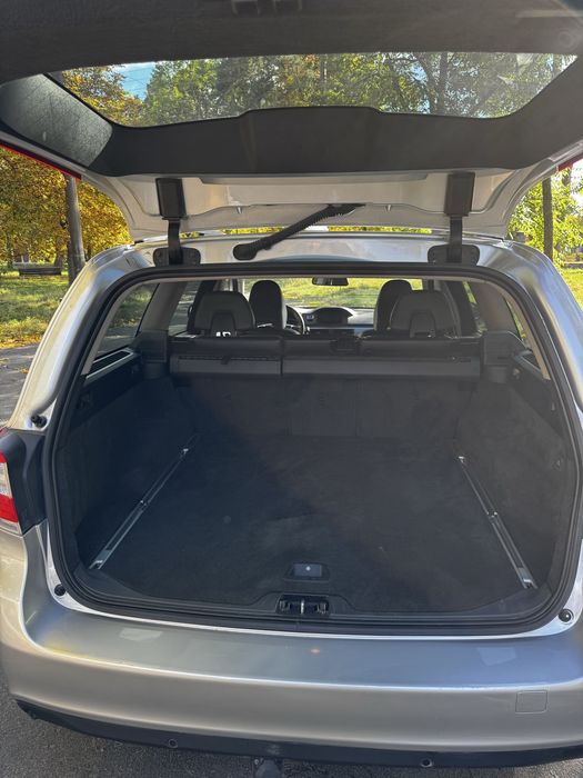Автомобіль сірий Volvo V70