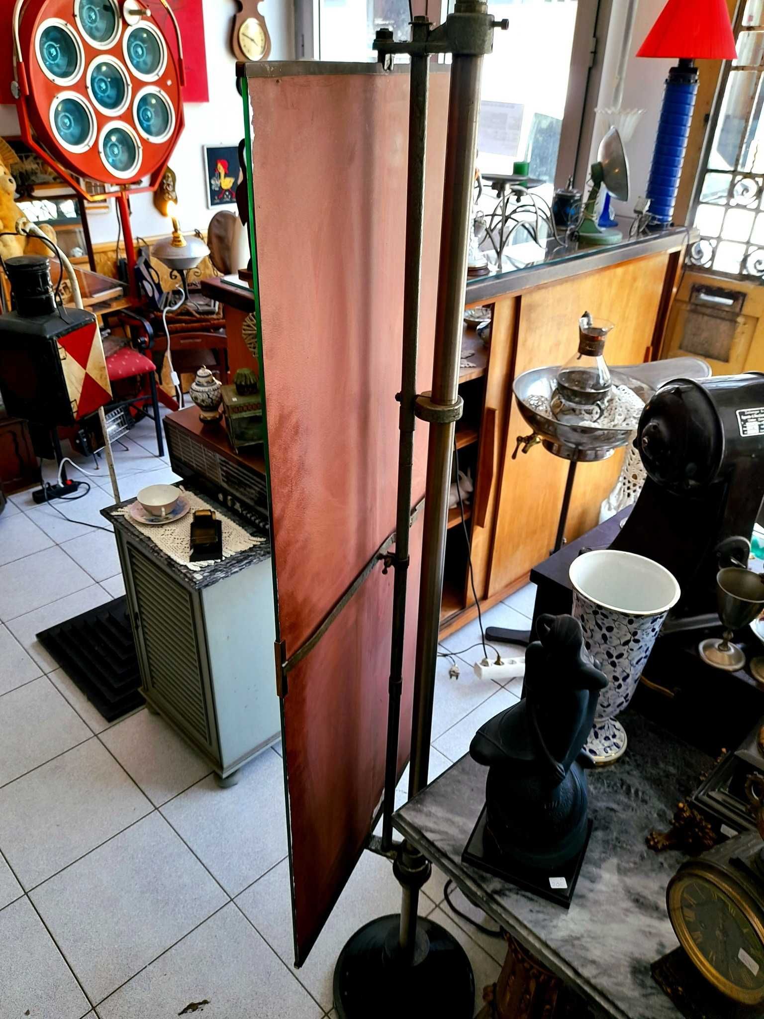 Espelho de alfaiate antigo estilo industrial com um pé magnífico
