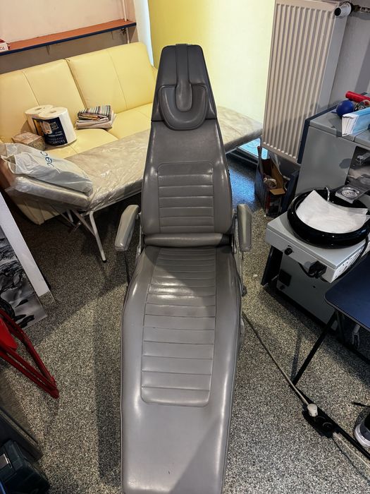 Elektryczny fotel stomatologiczny – sprawny, wygodny, gotowy do pracy