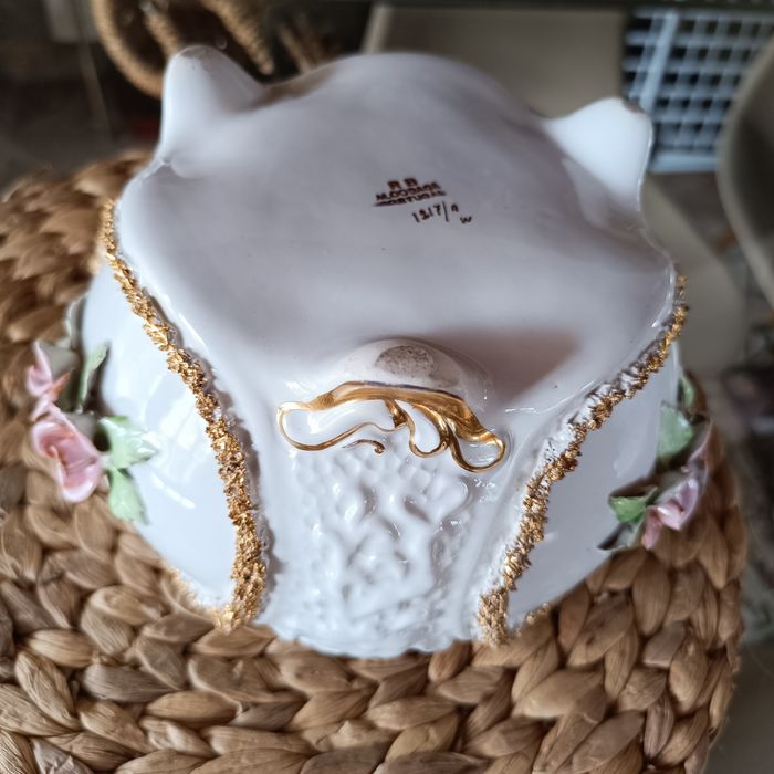 Terrina antiga louça de Alcobaça com flores em relevo