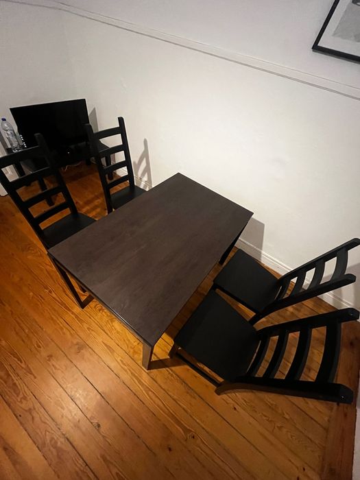 Conjunto de mesa e cadeiras