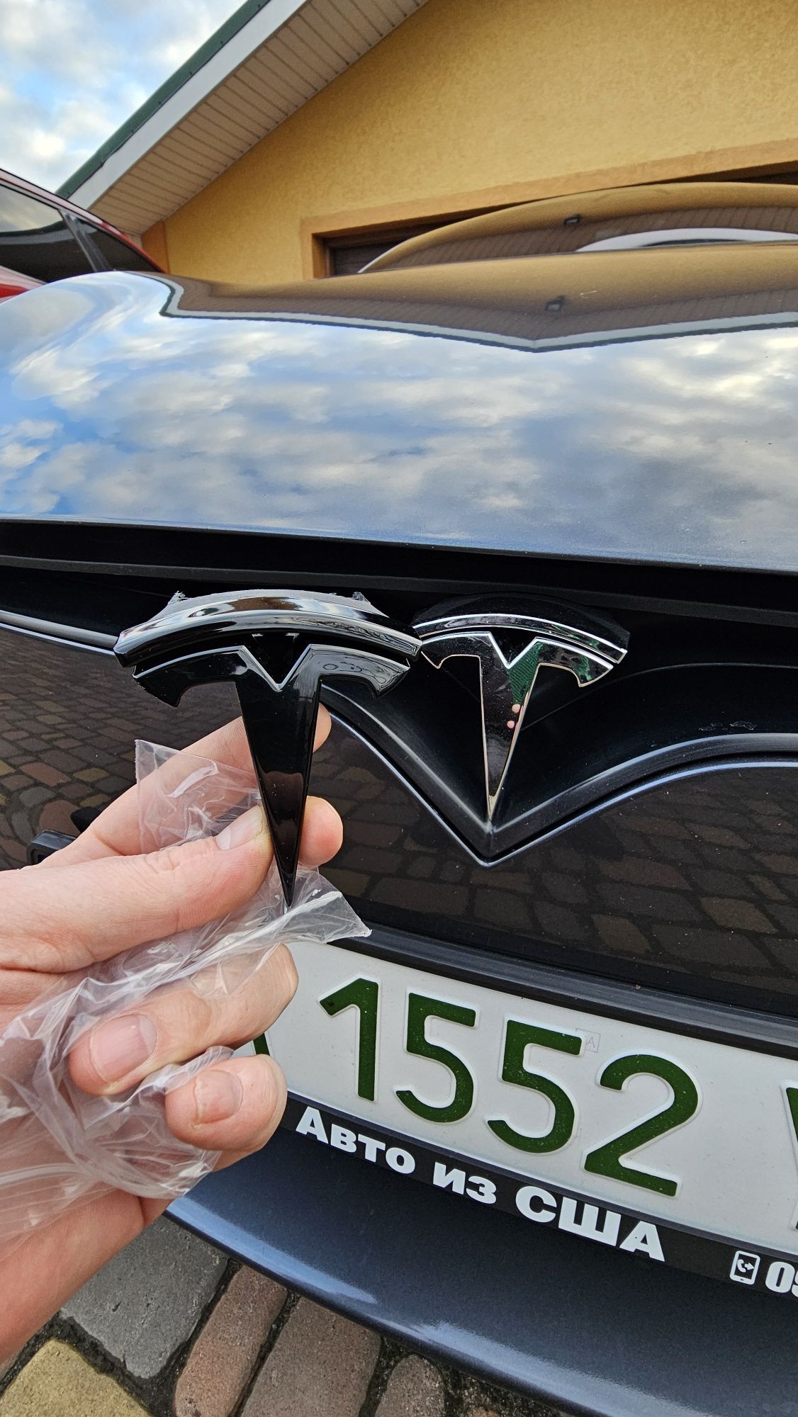 Значок на Tesla model S 2016-2023